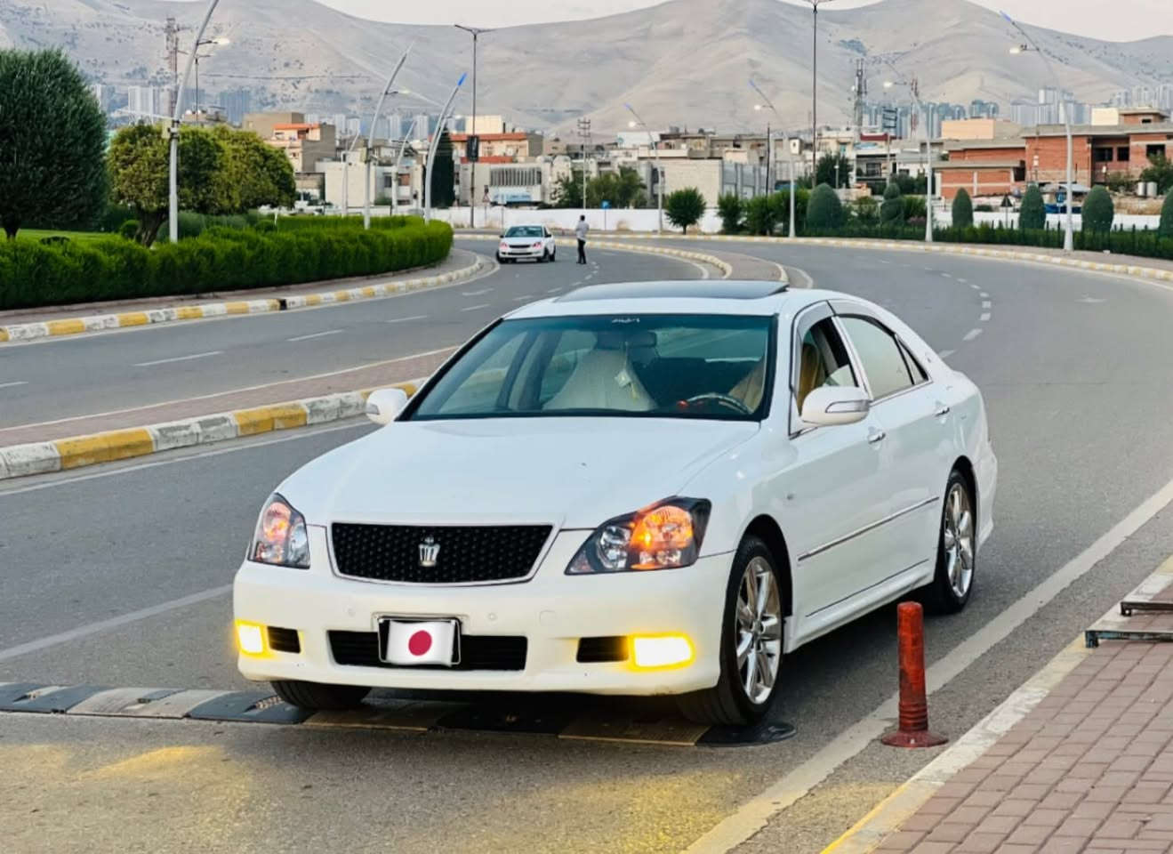 السلاموعليكوم

شاهينه سبؤرت 2007به س مووس

گيرگه وره ى مه كينه بجوك (ئالتونى بازار) يه ك پارچه ى بؤياخى ئه وورو پايه

  (سلايت؛؛ ئاوينه ئيشاره ت؛؛ ويل دنگه ى ئستيله؛؛ ٤ تايه وويلى لؤكى له ژيرايه؛؛ سوكان لگزز به شه رتى ئه وه ي سوكانى وه ك ئاو بيت؛؛ يه ده ى تؤمسى بؤ به سراوه فلچه و ره ماشى چؤته جئ ى بيلادى؛؛ كوشنه كانى عه كس كراوه وه ته وه؛؛ به رگى قاپى كامل شه فاف كراوه؛؛ سه لانساكانى نيكل كراوه ته؛؛ سه ياره كه به شه رتى ئه وه ى چركه ى تيانه بيت؛؛ كامل مه سره ف كراوه؛؛ به شه رتى ئه وه ى يه ك دينار مه سره فى تيانه بيت)

  (***********)
