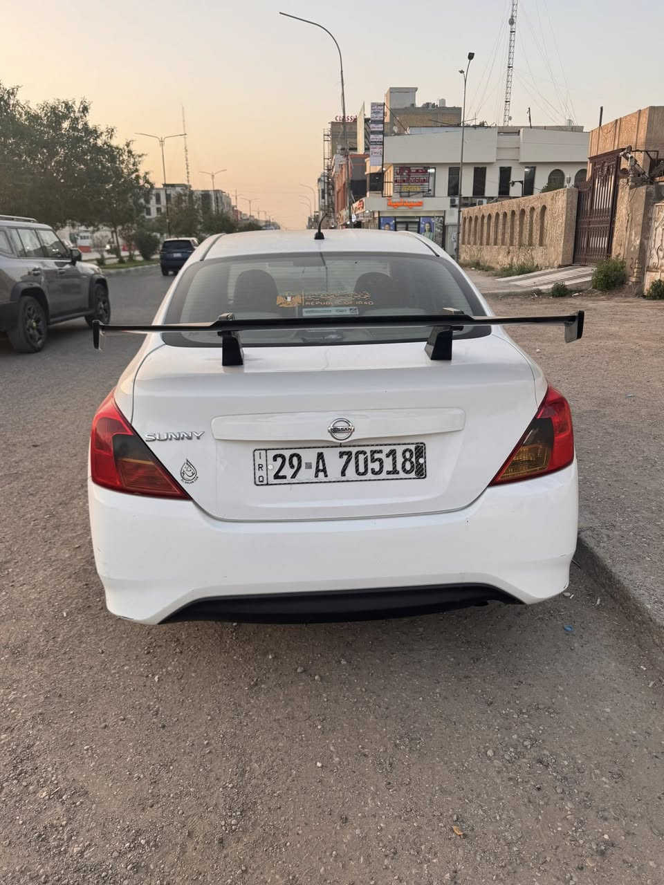 نيسان سني 2018 للبيع رقم واسط باسمي بيها قطعه صبغ بين الجاملغ والباب خلف السائق وشبر صبغ بالجاملغ الامامي مكينه وكير سليم صدر امامي خلفي جديد استوني مبدله كهربائيات كلها شغاله لايت زنون 
السعر:88ورقه قفل قفل 
المكان واسط الكوت 
***********
