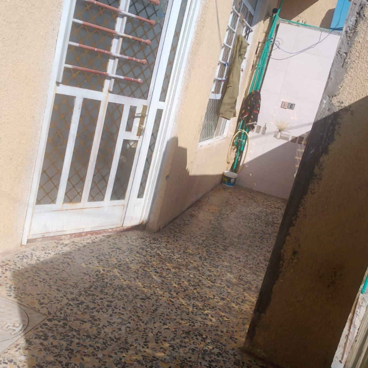 السلام عليكم يوجد بيت للبيع المساحه 150 ركن وبناء حديث و قاطين
يحتوي على غرفتين وصاله ومطبخ واستقبال الطابق الارضي 
 والطابق الفوك يحتوي على غرفتين وصاله وحمام السعر 75 وبي مجال العنوان زعفرانية دور الصحه الثانية *********** الاستفسار اتصال او وتساب
