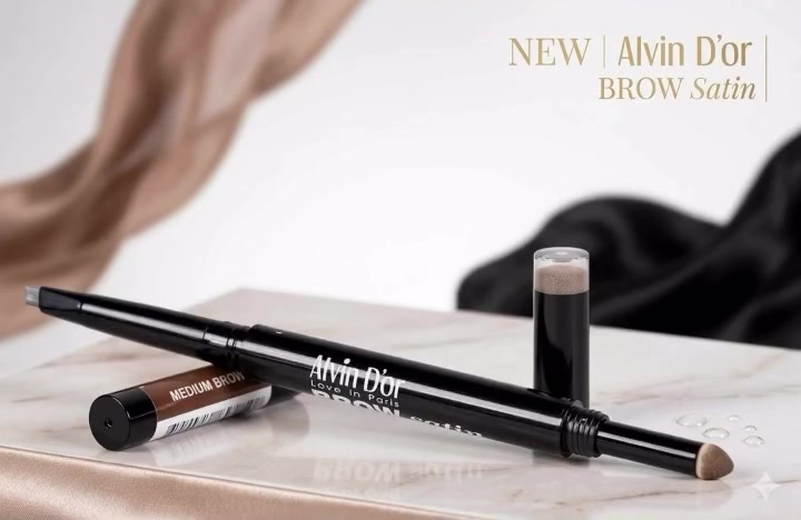 ✨ حواجب مثالية ومحددة بكل سهولة! ✨
وصلنا حديثاً قلم الحواجب الاحترافي Alvin D'or Brow Satin ذو الجهتين لتحديد وملء الحواجب بشكل طبيعي وجذاب.
💖 أهم فوائد القلم:
 رأس رفيع ومائل: لرسم شعيرات دقيقة وتحديد إطار الحاجب بكل احترافية.
 إسفنجة دمج مدمجة: لتعبئة الفراغات ببودرة ناعمة تمنحكِ مظهراً طبيعياً بدون تكتل.
 ثبات ومقاومة: تركيبة تدوم طويلاً وثابتة طوال اليوم.
🛍️ للطلب من غاردينيا شوبينغ:
📞 تواصلوا معنا عبر الواتساب أو الاتصال: ***********
🚖 يوجد توصيل لكافة المحافظات.#كوزمتك #كاردينيا شوبنك#عناية_المرآه #صحة_جمال #مكياج
