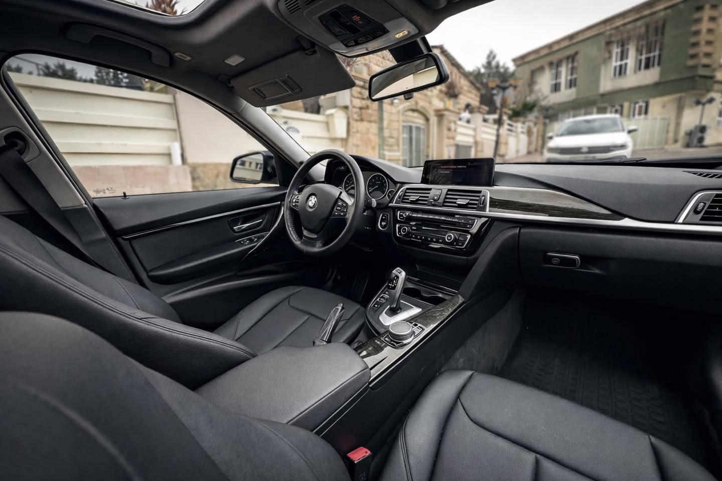 BMW 2017 F30 XDRIVE
سيارة فول مواصفات بدون اى نقص
ماشى ٧٠،٠٠٠ مايل (١٠١٠٠٠كم)
شاشة كبير
كشنات جلد و خزن 
auto start / stop
3 driver mode
كاميرة خلفى
حساس امامى و خلفى
ويل بيلادى
محرك ٢٠ توين توربو
ملاحضة :-سيارة من ٢٠١٨ يمى بدون اى نقص كلشى بيلادى حتى بلاكات او نوزلات بيلادى كلشى على شريكة
سيارة بس جملغ مع بونيد صبغ بدون دواخل  
***********
سعر ١٦٥$
