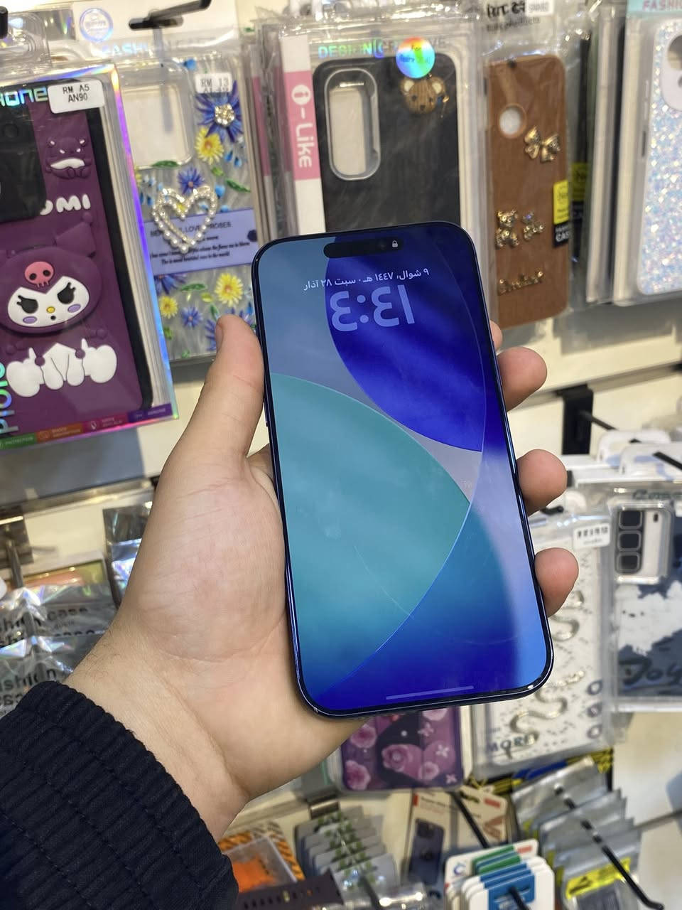 ايفون ١٧ برو ماكس 
ذاكره ٢٥٦ 
بطاريه ١٠٠
مشحون ٥٤ 
جهاز بلادي وسيم مو الكترونيه 
السعر ٢٠٠٠
هاتف ***********
