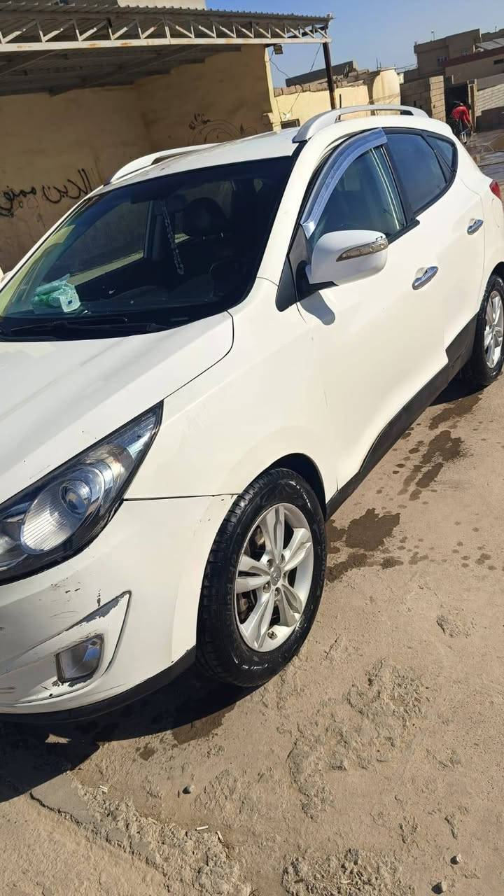 السلام عليكم /سيارة للبيع 
🚘 هيونداي توسان 2013
🔹 المحرك والأداء
محرك 4 سلندر 2.0 لتر
ناقل حركة أوتوماتيك 6 سرعات
نظام دفع أمامي (FWD)
🔹 المواصفات الخارجية
جنوط ألمنيوم
مرايا جانبية كهرباء
مصابيح ضباب أمامية
إشارات بالمرايا
سبويلر خلفي
🔹 المواصفات الداخلية
شاشة عرض وسطية
بلوتوث – AUX – USB
تحكم بالمقود
تكييف قوي (ممتاز بالصيف 🔥❄️)
زجاج كهرباء
قفل مركزي

للتواصل والاستفسار

*********** //مكاني كركوك /الحويجة/ناحية الزاب
