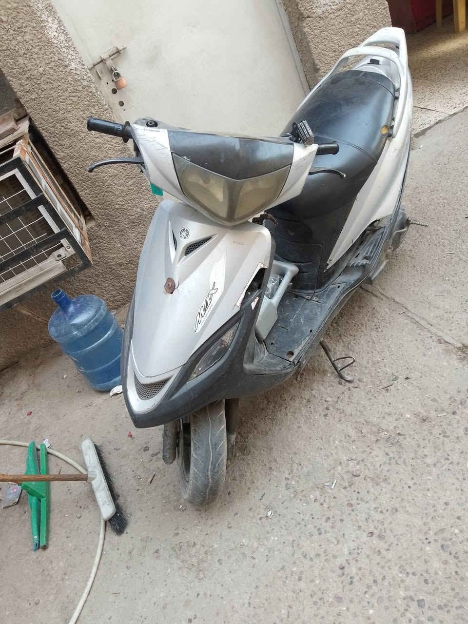 السلام عليكم اخوان الدراجه طفرت الضاقطة مال الزنجيل وفتر بيها سنتر ابيع كوم حديد الدراجه ختم واحد كهربائيات شغله السلف عوزها باتري انطي سعر بالي يرضى بي الله وعباده لا تكسر بيها ***********
