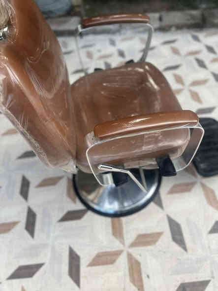 ‏سلام عليكم كرسي حلاقة للبيع النظافة 100% جديد
‏سعر 150 وبي مجال العنوان الحديد 
‏***********
