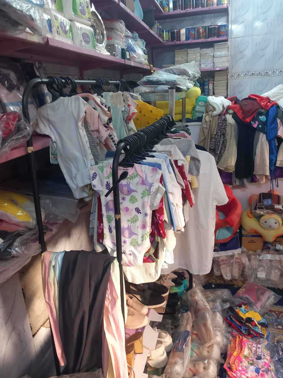 سلام عليكم محل كوزمتك وتجهيزات مدرسيه ومستلزمات طفال واكسسوارات نسائيه للبيع لعدم لتفرق يحتوي على 
دشاديش بديات بنطرونات نسائية 
قرطاسية مدارس 
جنط نسائية و أحذية نسائية 
ملابس ولادي و قوط ولادي و قمصان و جنط ولادي و عطور
بردات في المحل 
بدلات شتائي قياسات مختلفة
كرسي اطفال و حجلات 
مخدة تثبيت الرأس للأطفال
دشاديش نسائية كمية 
جنط مدرسية 
جام خانة 2,100,000
ميز ألمنيوم 2   250,000
ميز كبير 250,000
ميز و تعلاكات ملابس 150000
سبب البيع عدم التفرغ
المكان سوكَ حي المهندسين الاستفسار تصال عل الرقم وبيه وتساب ايضن (( ***********))((***********)) النجف, العراق
