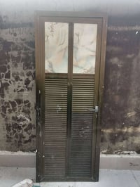 باب المنيوم • عرض ٨٣سم • طول ٢م١٠سم