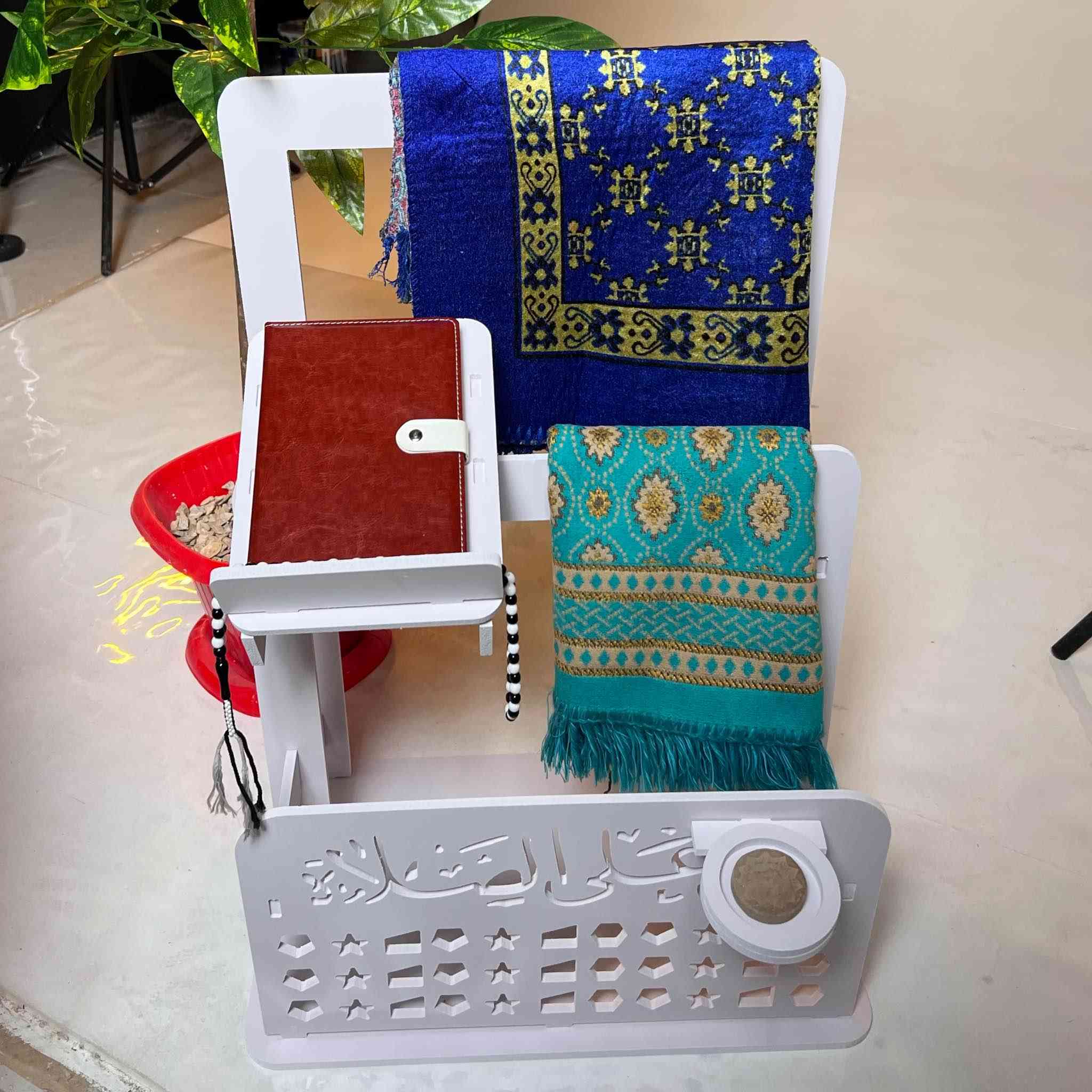 ✨ رتّب ركن صلاتك بأناقة.. ستاند القرآن والصلاة المتكامل ✨
اجعل القراءة والصلاة أكثر راحة وتنظيماً مع الستاند الملحق بحامل مصحف وسجادة، المصمم بنقوش هندسية إسلامية رائعة تضفي جمالية خاصة على منزلك.
🌟 مميزات الستاند المتكامل:
• حامل مصحف علوي: تصميم مائل ومريح يثبّت المصحف أو الكتاب أثناء القراءة.
• منظم للسجادة: إطار خلفي مخصص لتعليق سجادة الصلاة بشكل مرتب يمنع تجعدها.
• لمسة إبداعية: واجهة أمامية مزخرفة بعبارة «حي على الصلاة» ونقوش مفرغة تزيد من فخامة التصميم.
• تفاصيل عملية: يحتوي على حامل دائري جانبي مخصص لوضع (تربة الصلاة).
• قوة وثبات: هيكل متكامل بلون أبيض ناصع مع قاعدة ثابتة تضمن التوازن.
📏 الأبعاد والمواصفات:
• الارتفاع: 70 سم.
• العرض: 47 سم.
• العمق: 29 سم.
• النوع: ستاند صلاة قائم (قوي وخفيف الوزن).
💰 السعر: 25 ألف دينار فقط!
🚚 خدمة التوصيل:
• بغداد: 3 آلاف دينار فقط.
• كافة المحافظات: 5 آلاف دينار فقط.
للحجز أو الاستفسار، راسلونا الآن عبر رسائل الصفحة! 📩 بغداد, العراق


**إذا كنت صاحب هذا الإعلان وتريد حذفه لأي سبب، رجاءا أرسل رسالة إلى الدعم الفني**