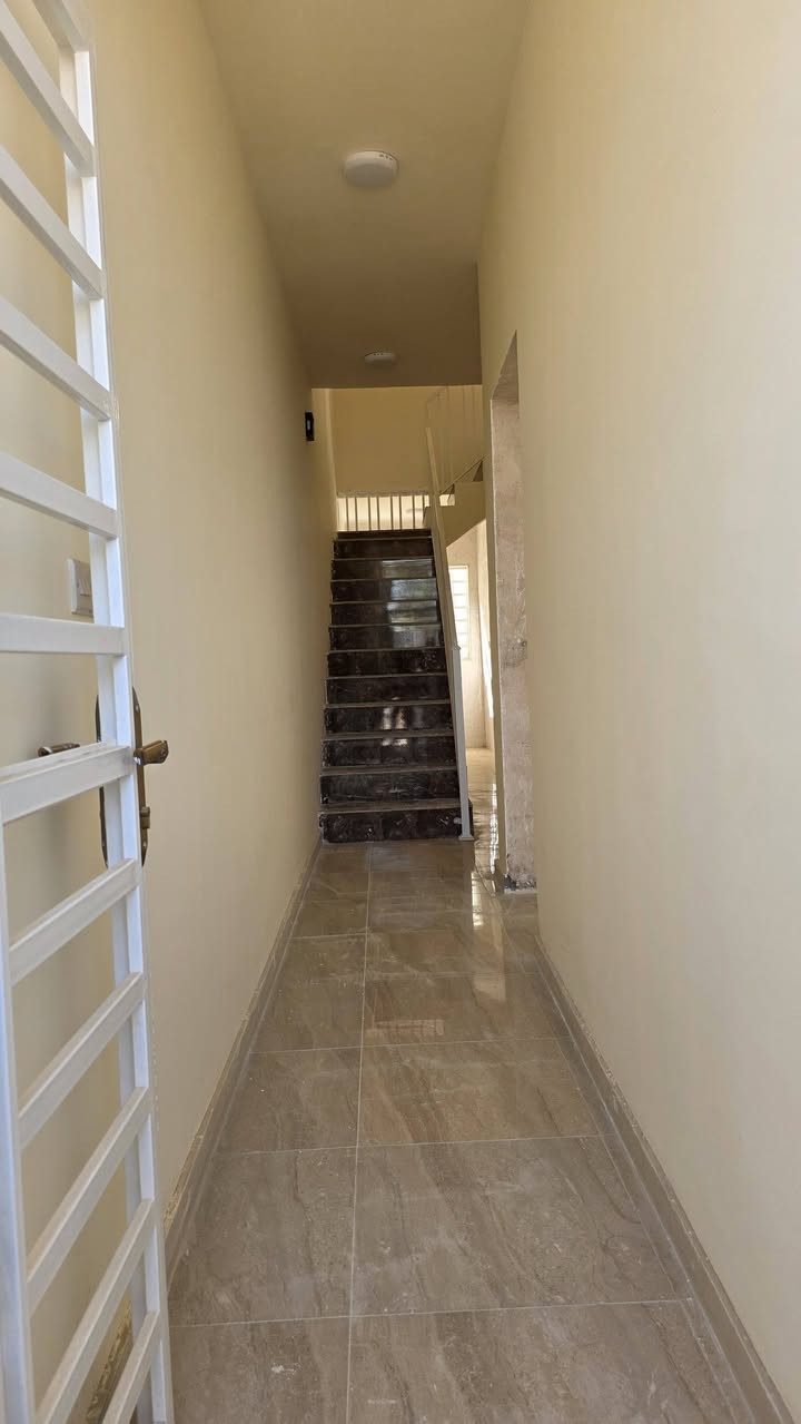 السلام عليكم ورحمه الله وبركاته
#يـتـوفـر__لـديـنـا  ( مشتمل طابقين طابو صرف للبيع  )
#بناء_حديث_حالي ..

تسليم مفتاح 🔑  بعد المكاتبه مباشرةً .
تجيب غراضك وتكعد ما ناقصه اي شي ..

المساحــــــة // 100 متر
الواجهـــــــــة // 5
النــــــــــــزال // 20

وجه البيت على ساحه ..

🧱#يحتوي_الطابق_الاول_على 
﴿ غرفة نوم  +  استقبال  +  كلدور ومطبخ معاً  +  صحيات ﴾

#ويحتوي_الطابق_الثاني_على
{  غرفة نوم  +  كلدور  +  صحيات  }

سطح عدد 2 مطبكات كاملات .

#عــنــوان🕸الــعــقــار  { حي الأكرمين -- شارع ميزانيه وبلنص رائد -- خلف أسواق السدره }

💲#السعـــــر__125_مليون__قابل_للتفاوض

#للاستفسار اكـثـر مـراجـعـة مكتـــــــــب
الـــخــفــاجــي لـلــعــقــار
#الكائــــــــــن 
فـــي الـمـهـندسـيـن قـرب اسـواق جـنـه مول
او الاتـصـال عـلـى الــرقـم 
***********

#ولـمـن يــرغـب فــي عــرض عـقـاره لــلـبـيـع يـرجـى الــتـواصـل مـعـنـا عـلـى الــخــاص .
