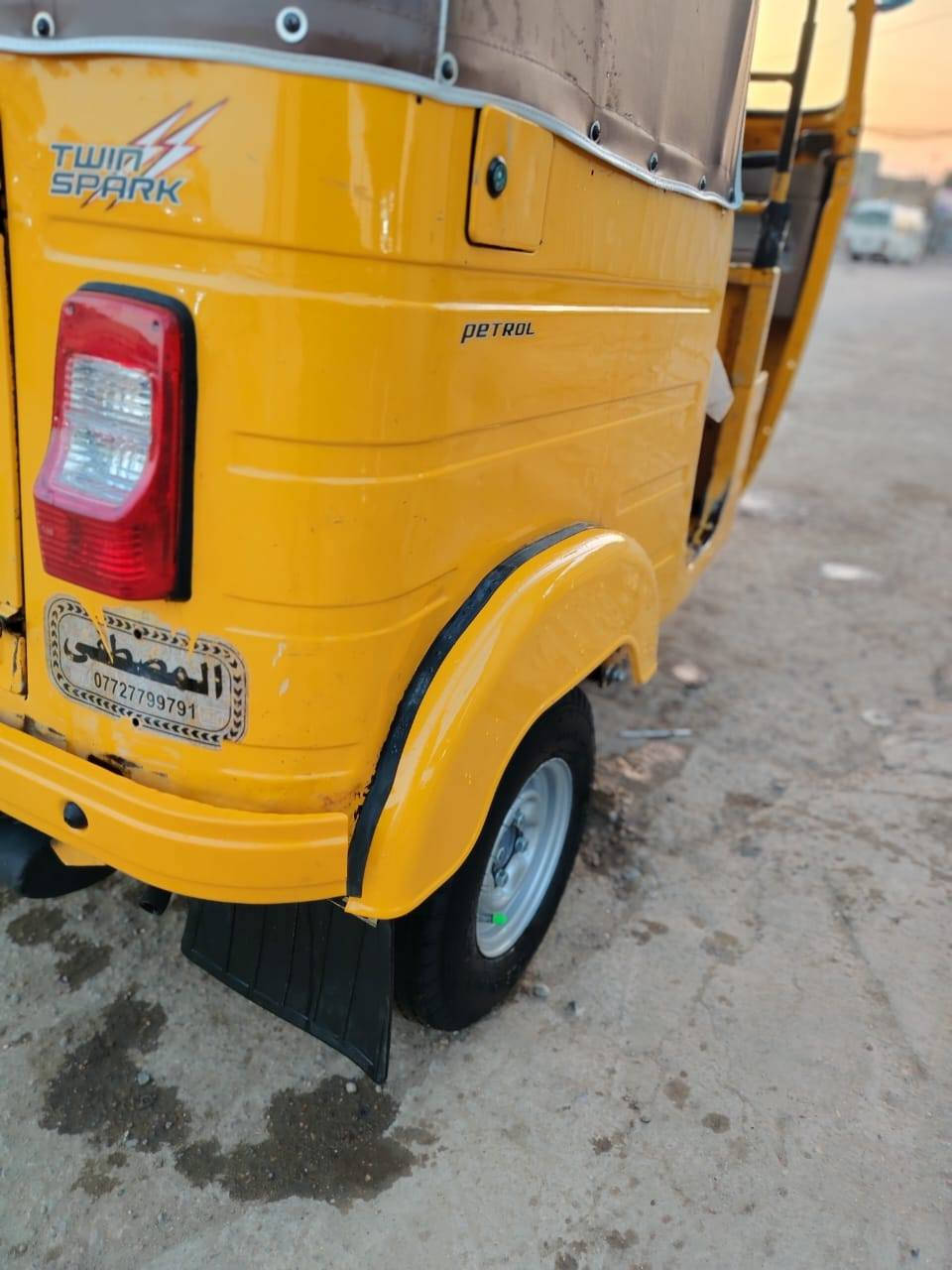 السلام عليكم موديل ١٩ كفالة رقم وسنوية  نازلة بال٢٠
التكتك احلة من الصور محرك مجفت بعدة بدهن السحك قبل اسبوعين بوشة وبستم
التكتك معمر بس دوس كلش نضيفة لاضربة ولاصبغ ولا معجون فقط بارد بالغد
مكانهه الشعب خلف مستشفى الزهراء الاهلي
السعر ٦.٥٠٠ / ستة مليون و٥٠٠ الف وبيهه حق الجية
***********
