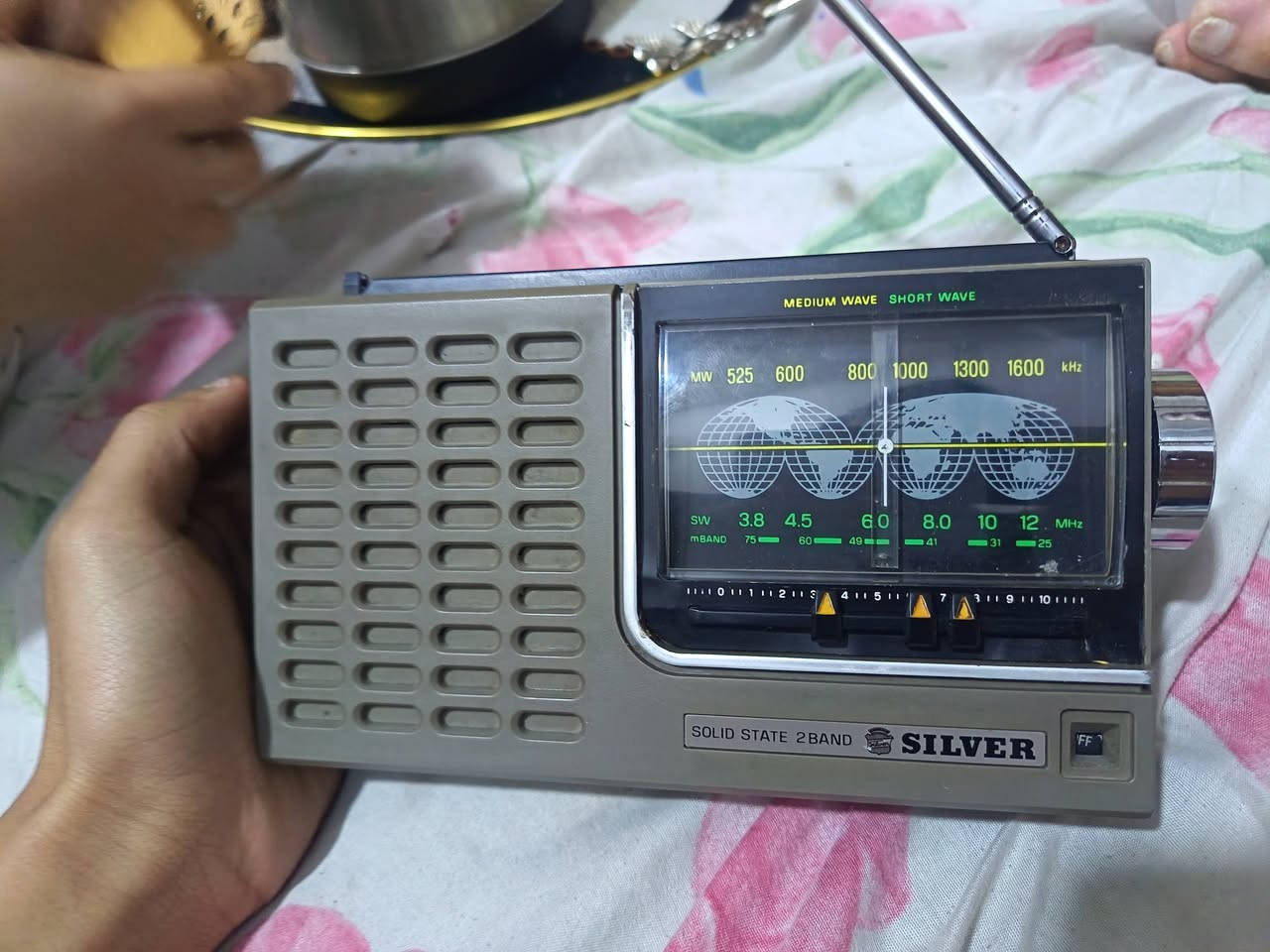 راديو سلفر ياباني لوك  موجتين  أخو الجديد ٢باتري كبير معه الجلد الأصلي  واتساب *********** لشرايه
