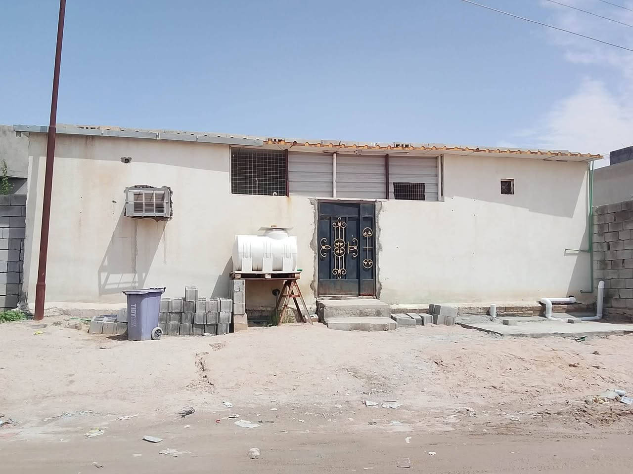 دار للبيع مساحه 300متر سقف سندويج زراعي الخدمات كامله ماء اساله بوري اباب البيت ابو اربعه انج يصب يوميه /غرفتين +صاله +ديوان مساحة البناء 140 والباقي حوش مقابل المربد الجديد مزرعة ابو سمي قرب جامع الامام الرضا ع عن التبليط 200 متر السعر 55 بي مجال قليل


**إذا كنت صاحب هذا الإعلان وتريد حذفه لأي سبب، رجاءا أرسل رسالة إلى الدعم الفني**