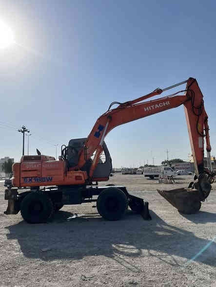 السلام عليكم 
حفارةللبيع فيات هيتاشي موديل 2001  مشتغلة 13500 ساعة جديد جاهزة للعمل مأسسة نقار وكماشة بلادي تبريد ثلج
 رقم سليمانية باسمي
للاتصال ***********
