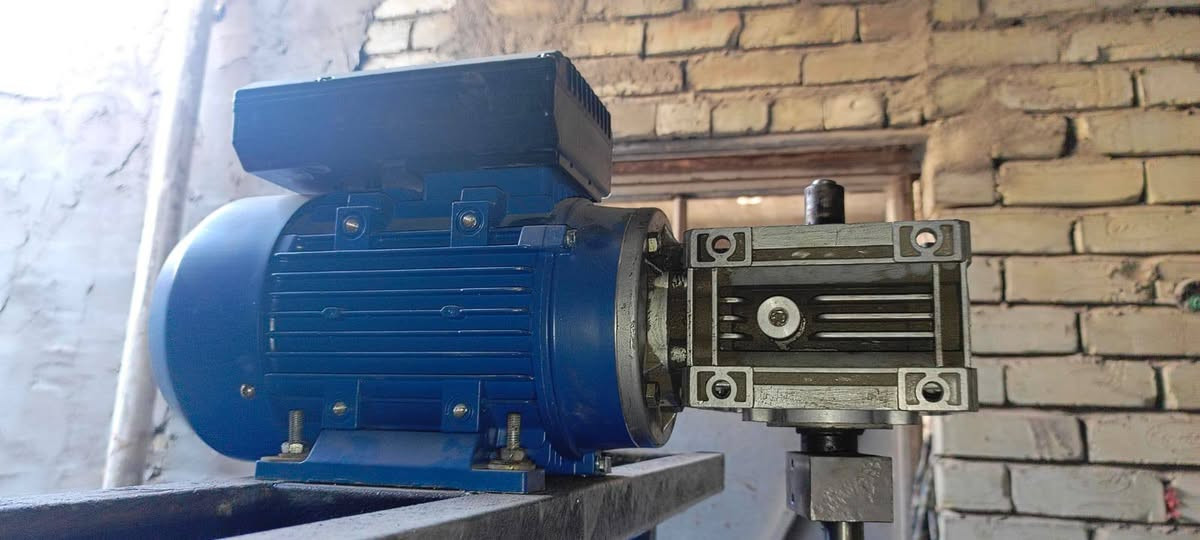 سلام عليكم ماطور زاهي للبيع كامل هوه وقاعدته وتانكيه مكاني بغداد للتواصل ***********الاتصال
