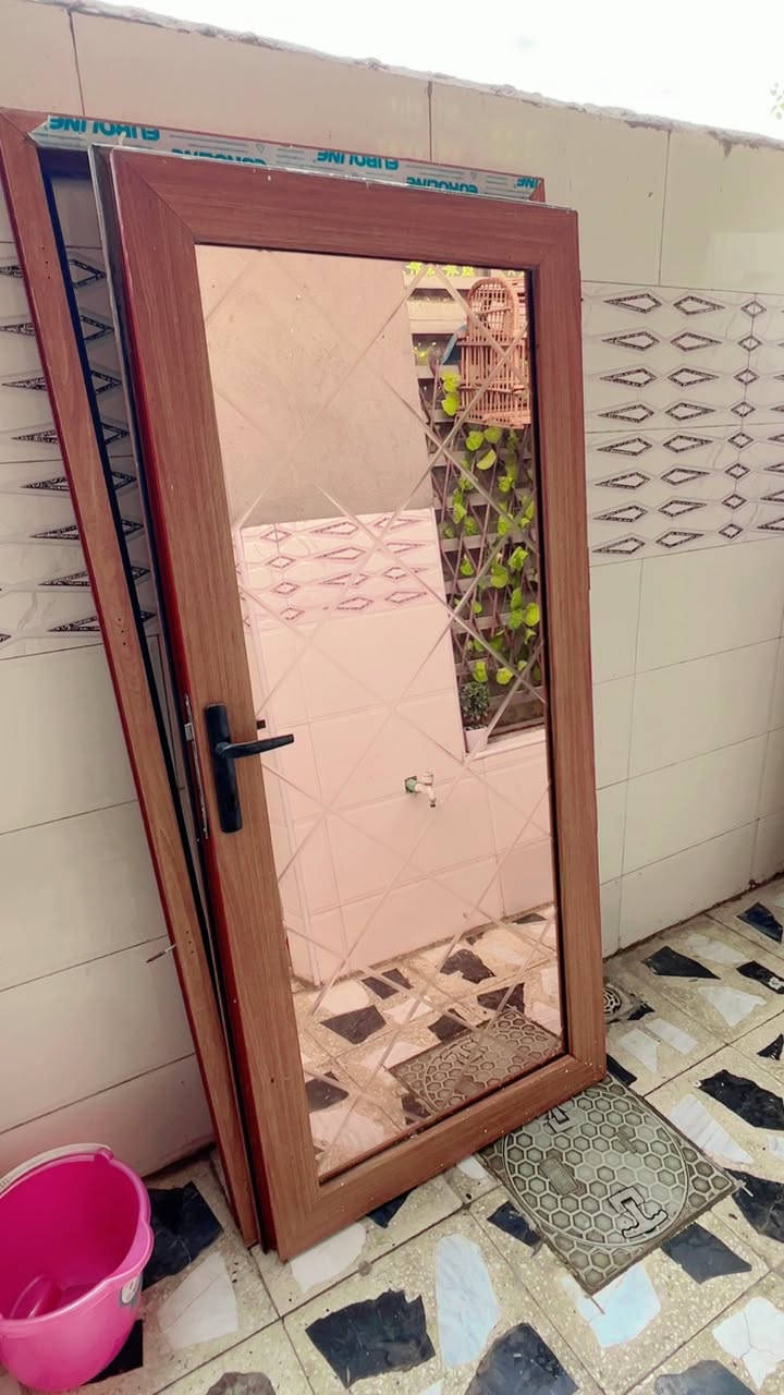 السلام عليكم باب زائد الجروبه السعر 50 الف العنوان بغداد الطول 190 ولعرض 94 الاتصال ***********
