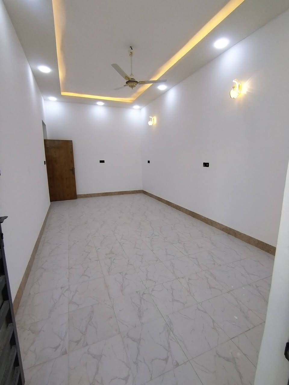 السلام عليكم دار للبيع مساحه 150 يتكون من غرفتين وصاله واستقبال ومطبخ العنوان كوفه حي ميسان شارع 60 للاستفسار اكثر الاتصال على هاي الأرقام *********** /***********
