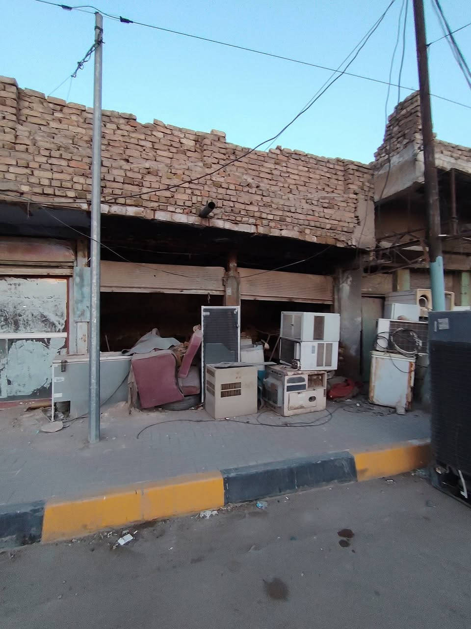 السلام عليكم بيت للبيع المساحه ٣٨٥ الواجه ٢١ متر ونص  المكان باب الخان شارع المحكمه مقابيل سجاد المصور للاستفسار ***********
