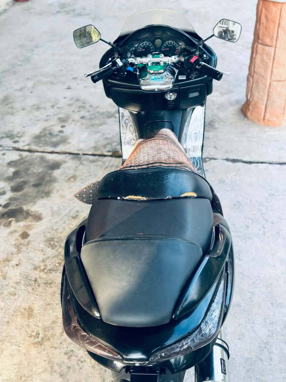 #للبيع
نوع الدراجه : فورزا 08 كرستال گير ملغي 
اوليات الدراجه : گمرك مدفوع 
حجم المحرك : 250cc
حالة المحرك : بدون تنقيص او تبخير 
كهربائيات كامله 
مسجل وسماعات شغال 
جگ جنطه شغال + گلوب جنطه 
عليها ادامه { عبوه + فيتبم جدد + بلك ونوزل جديد } 
حالة الكفرات : نظافه ٩٠٪
اكزوز رياضي 
طخم تاير حاويه
منظومة تبريد محرك كامله ومي كله زيتي 

مكاني بابل سدة الهنديه منطقة المهناويه 
السعر : مليون وبيها مجال بسيط جدا


**إذا كنت صاحب هذا الإعلان وتريد حذفه لأي سبب، رجاءا أرسل رسالة إلى الدعم الفني**