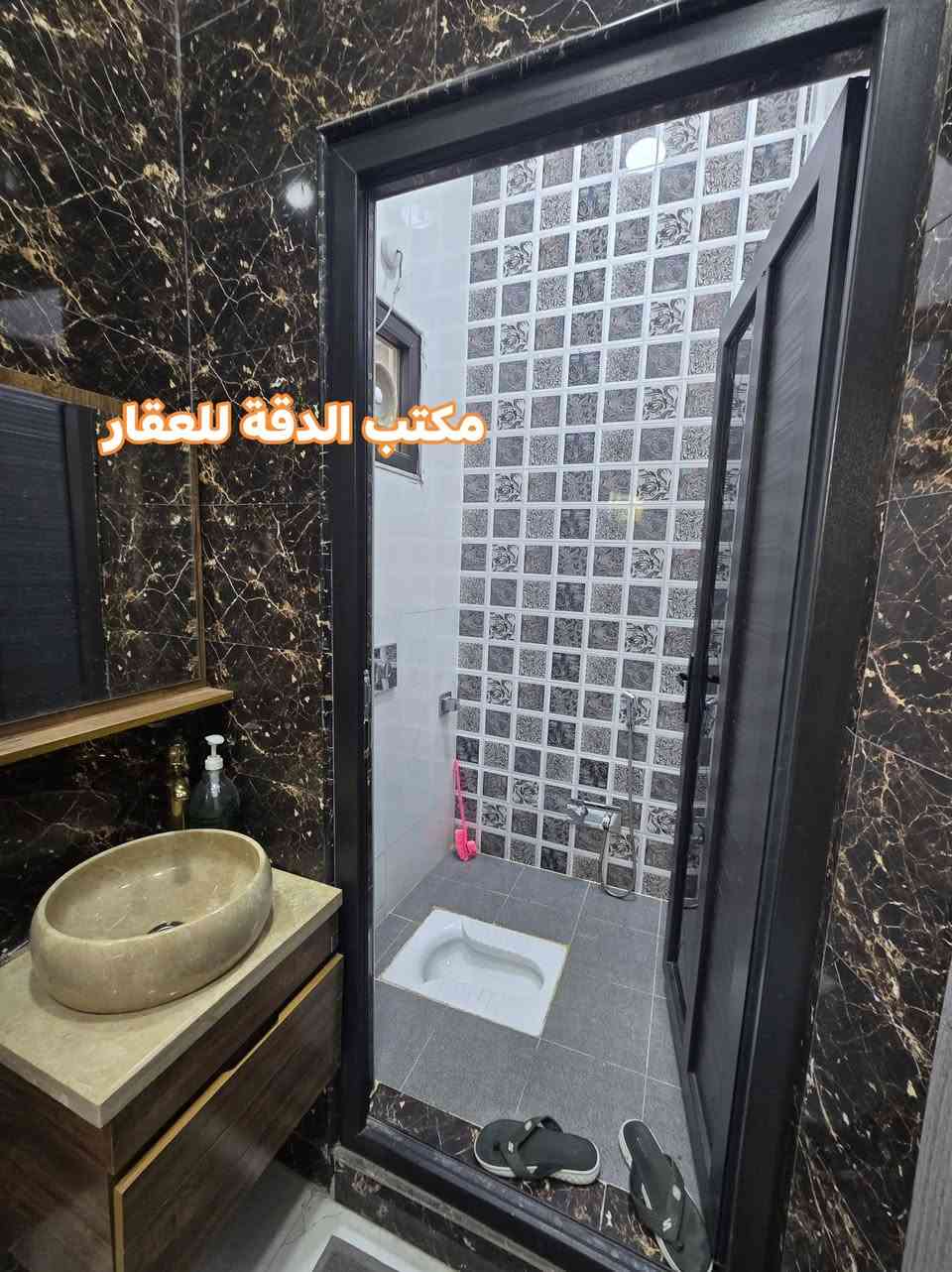 دار للبيع بناء حديث قرب الشارع العام 📌🏘

 المساحة 200م٢

طابو زراعي سند 25 تحويل مباشر 

مطبخ  5.5×3.5 ، مطبخ حار خارجي ، هول 6×4  ، أستقبال 6×4 مع صحيات عند المدخل ، غرفة نظام سويت 5.5×3 ، غرفة ٤×٥ مجمع صحيات 

يبعد عن شارع الوردية العام 50 متر 

الموقع : الحلة ، الوردية داخل ، قرب مدرسة مالك الاشتر الابتدائية .

السعر : 127  مليون قابل للتفاوض 

للأستفسار الاتصال على الارقام 
*********** امير 
*********** امير
