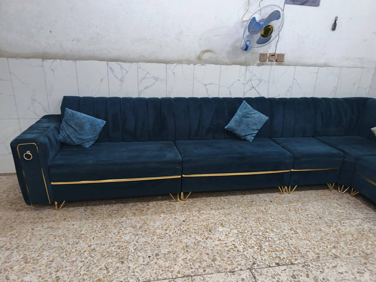 ديوان 10 مقعد نظيف
سعره 220 وبي مجال مكان
 البياع يوجد توصيل بكروه ب واتساب
 ***********

