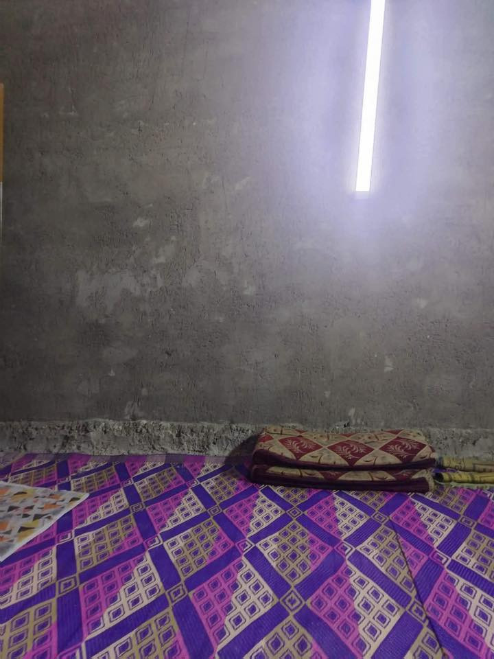 بيت للبيع 

براكيه شارع مطار قديم ركن قرب اسؤاق الامير المساحه 160 السعر35وبي مجال 
يحتوي على غرفتين وصاله ستقبال ومطبخ وصحيات  وطارمه 

  ‭ 0782 796 8809‬
