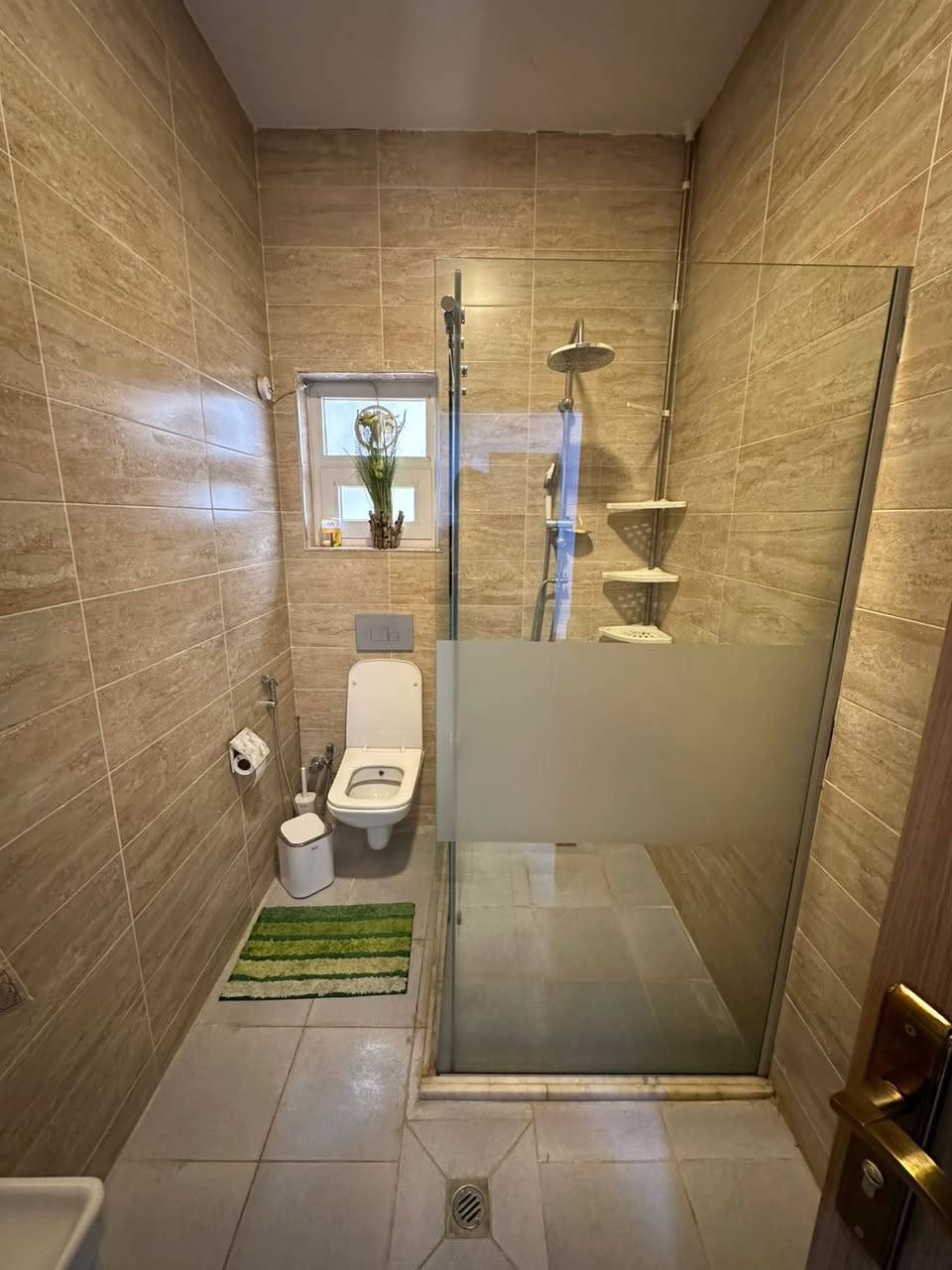 شقه موثثه اثاث كامل في مجمع ايادي العدل مساحه١٧٢ متر طابق ٤ 
الايجار المطلوب ١,٥٠٠,٠٠٠ دينار 
للاستفسار الاتصال على الرقم ***********
