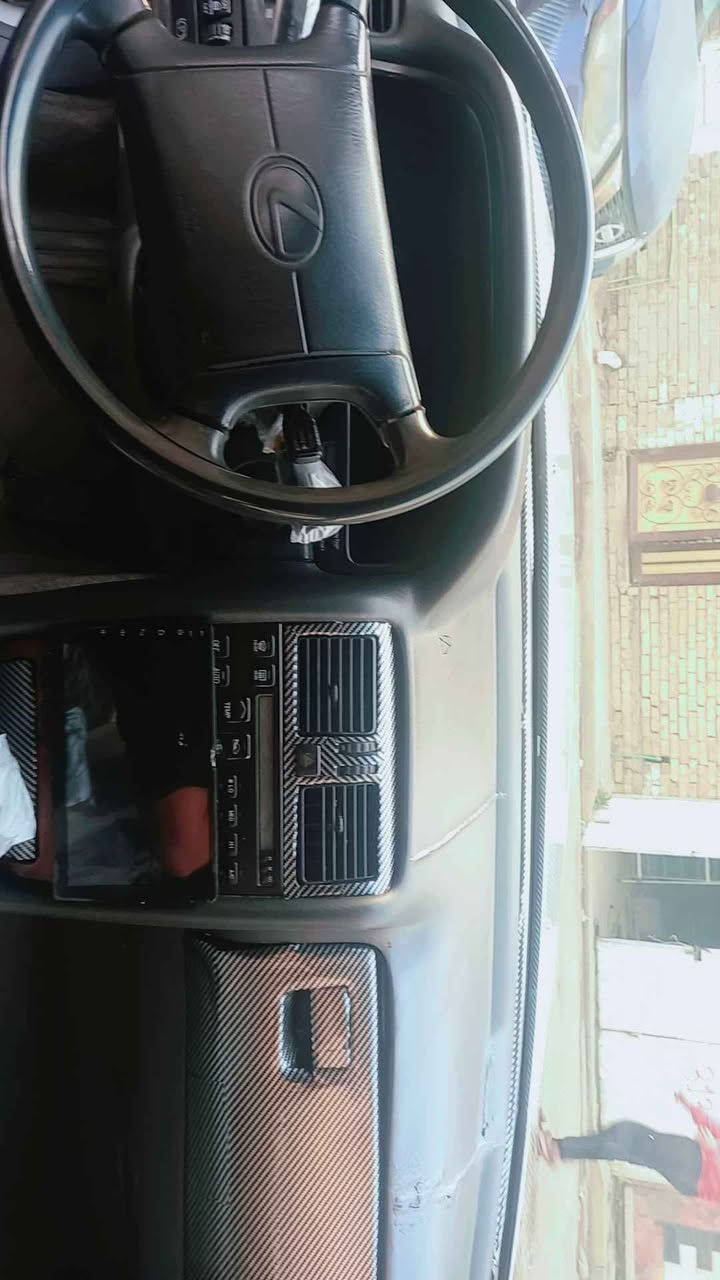 السلام عليكم 
لكزس للبيع موديل ٩١ 
يسرة بلاد مكينة ٨ سلندر مكفول ومرفق صورة المشي بالويز  والكير والتبريد والشاصي والحدادية وشاشة وكراسي ومري كهرباء مصبوغة عام للجمالية بيها طخة بالباب مال السايق بصفحة الكيلون وطخة زغيرة يم قبغ البانزين 
والباقي كلة مكفول السعر ٧٠ وبيها مجال بسيط 
عنواني بغداد الشعب ***********
