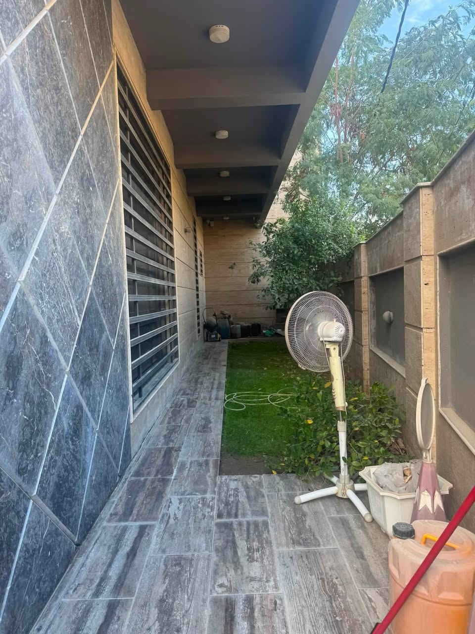 🏠 فرصة استثنائية: بيت أحلامك الحلة (حي شبر-خلف الكوخ شارع ٤٠)
بناء 2023 | شغل درجة ممتازة | جاهز للسكن
 المساحة: 325 متر (البناء 300 متر).
 المواصفات: واجهة مرمر، أرضيات مرمر، زجاج دبل عازل، طابقين، 3 غرف ماستر، و 4 حمامات.
حديقة داخلية 
 الإضافات: 11 سبلت (هدية)، مطابخ عدد 2، وتأثيث كامل.
 الموقع: بابل، حي شبر خلف مجمع الخوخ، شارع الأربعين.
البيت "فول كوالتي" ومتعوب عليه، ما يحتاج منك أي فلس إضافي.. جاهز!
للتفاصيل والمعاينة، الاتصال بالرقم
. 📞 ***********
