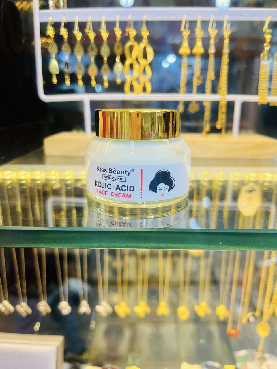 كوزمتك ئاسو❤️
اهلاً وسهلاً زبائننا الغوالي ❤️
وصل وجبه جديد 

كريم الوجه Kiss Beauty  لترطيب وتبيض البشرة الوجه
بحمض الكوجيك    اصلي 💯💯💯
❤️
العنوان/خانقين شارع الاطباء فرع عماد مرطبات ❤️
يوجد خدمه توصيل لجميع محفظات العراق


**إذا كنت صاحب هذا الإعلان وتريد حذفه لأي سبب، رجاءا أرسل رسالة إلى الدعم الفني**