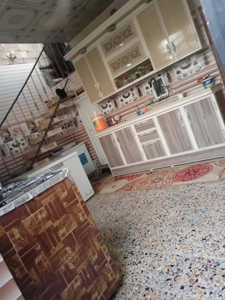 بيت للبيع 70 متر زراعي نظيف  يتكون من غرفه وصاله ومطبخ وصحيات ومكشوفه وبيتونه وطارمه  البيتونه بلوك بنائها وباقي لبيت طابوك سيراميك وكاشي وسقف ثانوي وسياج لشارع بلوك  بيت نظيف عكاده الأساس صبابه ولكاع كاشي  المكان النجف حي ميسان وراه سكله الكراعاوي السعر 50
الاستفسار على الرقم ***********
