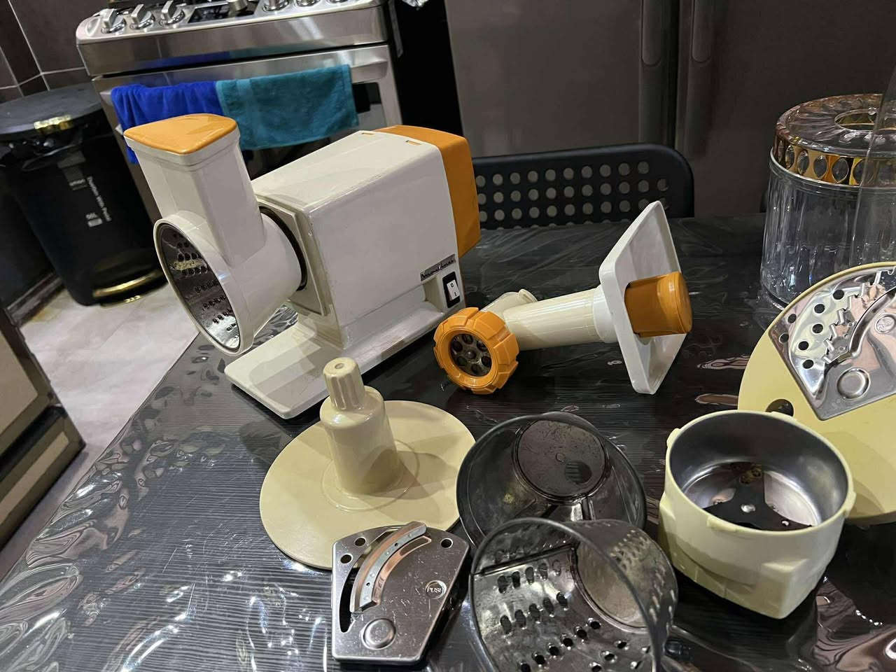 ست البيت فرنسيه قديمه
شركة مونوليكس
استيراد الاسواق المركزيه 
مثرامة لحم 
اربع عمليات ثرم خضار
بمختلف الاشكال  
طاحونه 
نظيفة جدا


**إذا كنت صاحب هذا الإعلان وتريد حذفه لأي سبب، رجاءا أرسل رسالة إلى الدعم الفني**