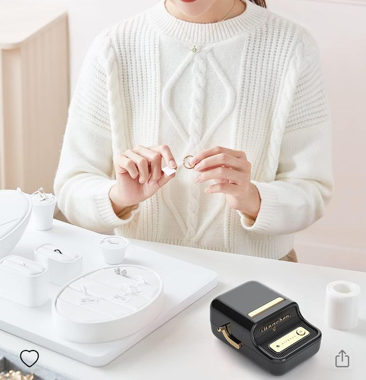 30 الف على اول تم شامل التوصيل 
طابعة الملصقات الذكية NIIMBOT B21 (سلسلة B21)، وهي طابعة حرارية محمولة لا تعتمد على الحبر وتُستخدم لإنشاء ملصقات متنوعة للمنازل والمشاريع الصغيرة. 
أبرز المميزات والمواصفات:
تقنية الطباعة: تعتمد على الطباعة الحرارية المباشرة، مما يعني أنها لا تحتاج إلى حبر أو تونر؛ فقط تحتاج إلى ورق الملصقات الحراري الخاص بها.
الاتصال: تدعم الاتصال اللاسلكي عبر البلوتوث بالهواتف الذكية (iOS و Android)، كما يمكن توصيلها بالكمبيوتر عبر كابل USB.
البطارية: مزودة ببطارية مدمجة سعة 1500 مللي أمبير، تشحن عبر منفذ Type-C وتعمل لمدة تصل إلى 4 ساعات متواصلة.
دقة الطباعة: تصل دقتها إلى 203 dpi مع سرعة طباعة تتراوح بين 30 إلى 60 مم في الثانية.
توافق الورق: تدعم ملصقات بعرض يتراوح بين 20 إلى 50 مم.


**إذا كنت صاحب هذا الإعلان وتريد حذفه لأي سبب، رجاءا أرسل رسالة إلى الدعم الفني**