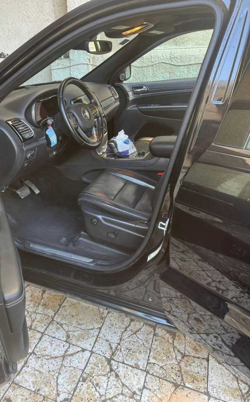 🚙 للبيع — جيب غراند شيروكي
✅ مميزات Jeep Grand Cherokee 2021
 • محرك V6 3.6 
 • أوتوماتيك 8 سرعات
 • دفع رباعي 4WD
 • لون أسود 
 • فتحة سقف بانورامية
💺 الداخل
 • مقاعد جلد أسود
 • مقاعد أمامية مدفأة ومبردة
 • عجلة قيادة جلد متعددة الوظائف
 • تكييف أوتوماتيك ثلاثي 
📱 التقنية
 • شاشة لمس Uconnect 8.4 بوصة
 • نظام ملاحة GPS
 • Bluetooth و Apple CarPlay
 • كاميرا خلفية 360°
 • حساسات أمامية وخلفية
 • نظام ABS
 • نظام الثبات الإلكتروني ESC
 • تحذير الاصطدام الأمامي
🚨 الحساسات والرادار
 • ✅ حساسات أمامية وخلفية للركن
 • ✅ رادار أمامي للاصطدام
 • ✅ حساسات المرايا الجانبية للنقطة العمياء
 • ✅ تحذير عند تغيير المسار
 • ✅ كاميرا خلفية مع خطوط إرشادية
 • ✅ تنبيه حركة العبور الخلفي

السيارة مرقمة 

التوصيل : ***********

ملاحظة : السعر 240 وبيه مجال قليل
