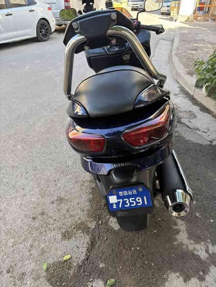 السلا عليكم فورزه هوندا ياباني 0/8فول مواصفات جديده لوك  وكاله شركه  نظافة 💯بل 💯  لون مميز             
6 كير+ نظام سبورت +اوتماتيك 
بصمتين  +سويجين طوارئ 
تجوه سبايدر خلفي 
مصدات هواء
كامره تسجيل صوره وصوت
جهاز مقياس الهواء للاطارات ضد السرقه 
حافظه مبايل وشاحنه ضد السرقه 
لايت زنون عالي وناصي الاصلي ياباني سعره 200 الف شديته 
عدة الشركه +كتلوكات الشركه 
سايد بريك +كلوب جنطه 
ستاند حساس 
اكو فديو نزلته من اشتريته من الرمبه قبل شهر 
المسافه المقطوعه  46الف حقيقي 

الدراجه بحاله الوكاله بعدهه الجناي يتصل ويدلل مكاني بغداد  الكراده داخل رقم ***********
