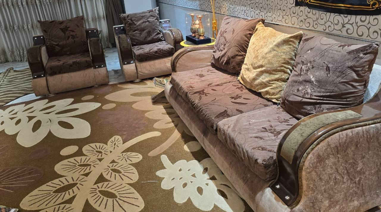 تخم نظيف للبيع السعر ٢٥٠للاستفسار الاتصال 
 ***********
