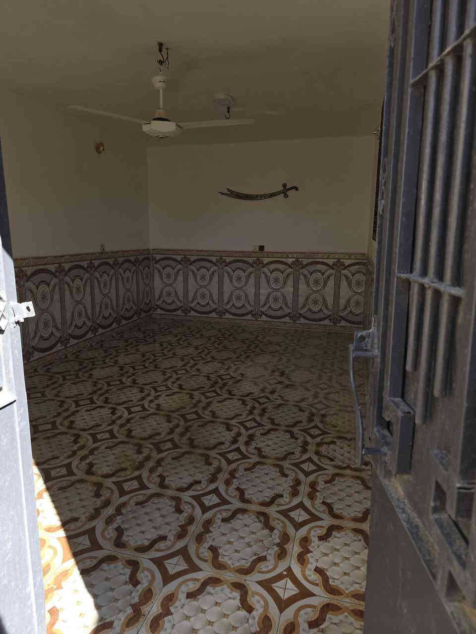 بيت للايجار مساحه 100طابق ونص غرفتين وصاله وستقبال وصحيات خارجيه وداخليه البيت نضيف المكان كربلاء الطاقه مقابل اساله المي خلف مستشفى التركي قريب ع شارع حدائق العتبه البيت حاليا جاهز للسكن 350ايجاره الهاتف ***********
