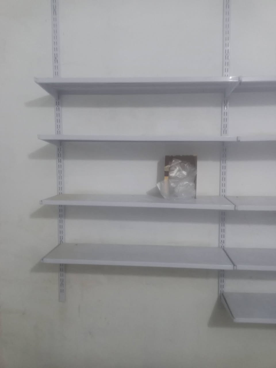 سلام عليكم رفوف للبيع***********
