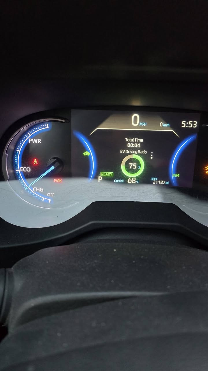 تويوتا راف 4 هايبرد 2023 لون رصاصي فيلي رقم بغداد بأسمي ماشية 21 الف ، بغداد اليرموك 4 شوارع
سيارة فول مواصفات XLE فتحة رادارات كاميرا تحكم سرعة صندوق كهربائي حساسات شاشة جبيرة تدفئة كشنات تدفئة ستيرن مري كهرباء رادارات جانبية رادار امامي كاميرا،  4 وضعيات قيادة
حادثها سرقة البنيد و الجاملغ اليسرة و الرادار الامامي فقط ، البنيد مبدل نفس اللون بدون صبغ و الجاملغ مبدل و مصبوغ يعني السيارة بيها قطعة وحدة صبغ فقط، ( بيها طخة خفيفة كلش اقل من شبر بالباب اليسرة الورا و الباب اليمنه الكدام اني طخيتها بتاير سيارتي الثانية بالكراج و موجود التصوير ) و صلحتها ع بارد و pdr يم علي المندلاوي و رجعت بلاد و موجود وصل التصليح مال  مندلاوي .
اتصال: *********** واتساب 
رقم الشاصي: 4T3RWRFV6PU105127
