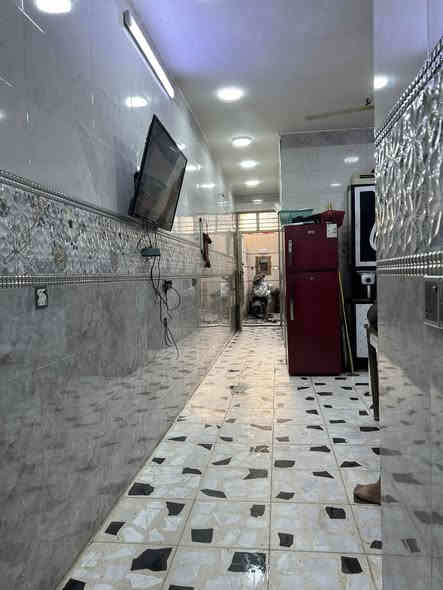 السلام عليكم ورحمة الله وبركاته 
 

عندي بيت البيع  100متر الواجه 5/ ونزال 20  

زراعي 25 / 

طابق واحد /                                               

السريدات  الجديده مربع الثالث / 

وره السكله مال ضياء الباوي ثالث فرع  / البيت 

متكون من مدخلين طرمه جبيره ترك جبير غرفه نوم  

صحيات عدد / 2   والبيت بي بابين مال  شارع 

يعني يصير الطابق الثاني معزول مابي درج 

داخلي البيت كامل مثل مواضح بلتصوير   بناء 

البيت نهايت 2023 بعده جديد 

رقمي *********** وتساب بي
