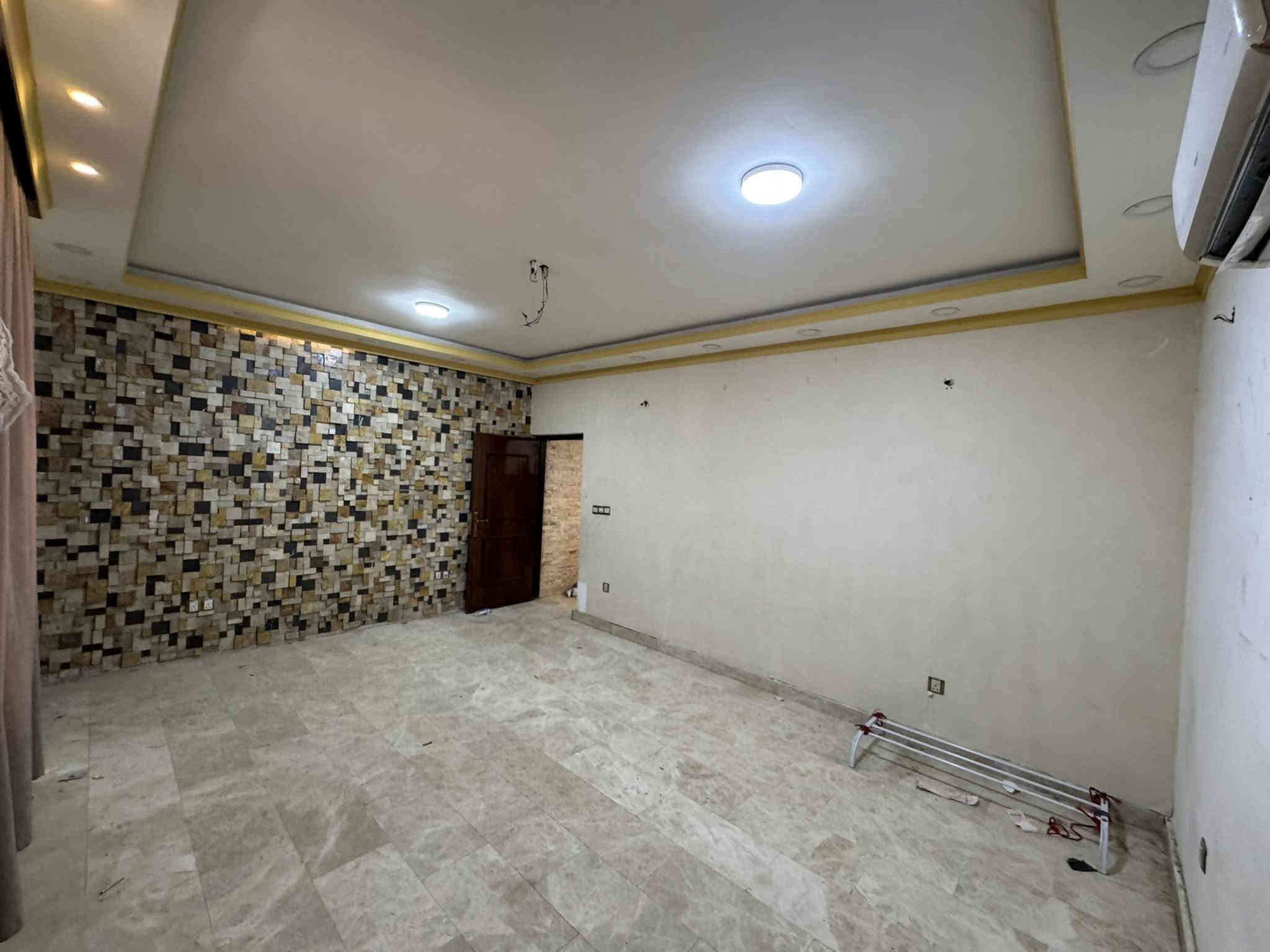 #للأيـــجار_في_الســـيدية

بيت 80م نظيف ثلاثة طوابق اربع غرف نوم وصالة ومطبخ وخدمات عدد ثلاثة ايجار مليون وربع وبي مجال

بأمكانك عرض عقارك عندنا 
زبائننا الكرام نستقبل كافة عروضكم وطلباتكم 

للاستفسار يرجى الاتصال على الرقم 
***********

او زيارة مكتب القيسي للعقار والأعمار
عنوان المكتب
#السيديه_شارع_المركز_مقابل_التفاح_الاخضر
