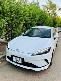 BYD SEAL 5 للبيع  سيارة جديدة ماشية ٧٣٠٠ الكلي  بيها فقط شخط بالباب ور...