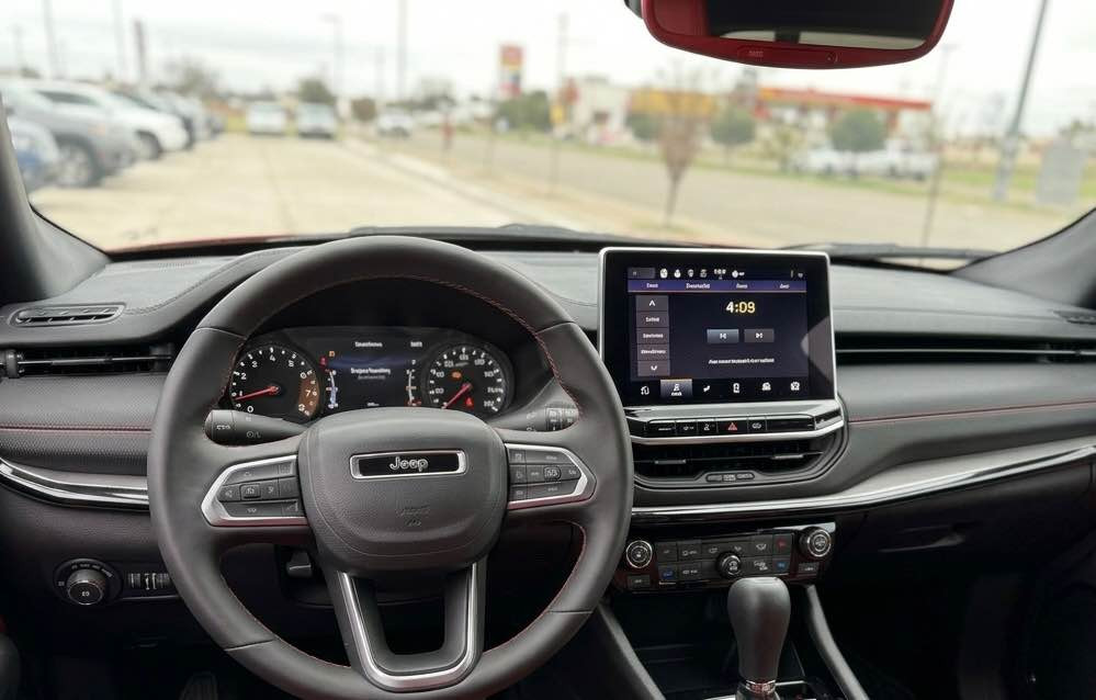 جيب كومباس موديل 2025 مواصفات تريل هوك لون ماروني مميز سقف اسود بصمه شغال عن بعد شاشه كبيره كاميرا رادار امامي رادار جانبي لايت LED  زينون بك لايت ليد بلاجكتور كشافات الثلج مقاعد جلد مطعم بخيوط مارونيه  مقاعد هيتر فور ويل AWD ويل كب كروم اشيار بالمري هاند بريك بصمه باب الخلفي كهربائي تبريد قطعتين السياره جاهزه 100% ماشيه 9 الاف ميل 
السعر 140 ورقه وبيها مجال للطيبين 
***********
*********** 
السياره تترقم شمالي وجاهزه 100% و4 تايرات جديده بجم كبس  كير ومحرك والبدي كله بشرط السونار دهوك, العراق
