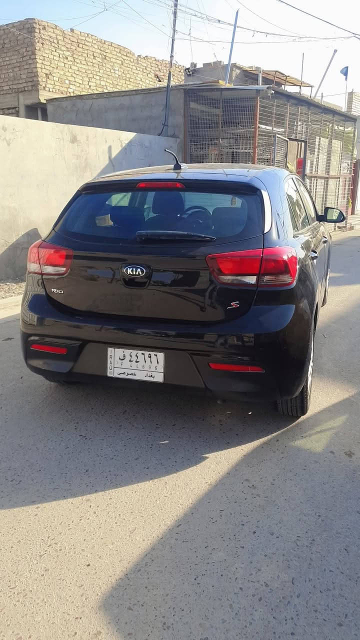 سلام عليكم  
كيا ريو 2020 فئة ال S تجي نص فول تحكمات ستيرن جهتين شاشة وكامرة ونضام سبورت و أيكو مكينتهة 1.6 دوش المرغوب تجي 8 نوزل كيرها at مو CVT حادثهة جاملغ وبنيد و البنيد مبدل ومصبوغ و الجاملغ الكدام اليسرة مصبوغ فقط (يعني قطعتين) السيارة ماشية 35 ألف سعرها ب 100 وبيها مجااال ‏‪***********‬‏
