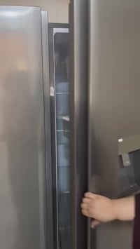 ثلاجه ومجمده • جديدة • بيها براد