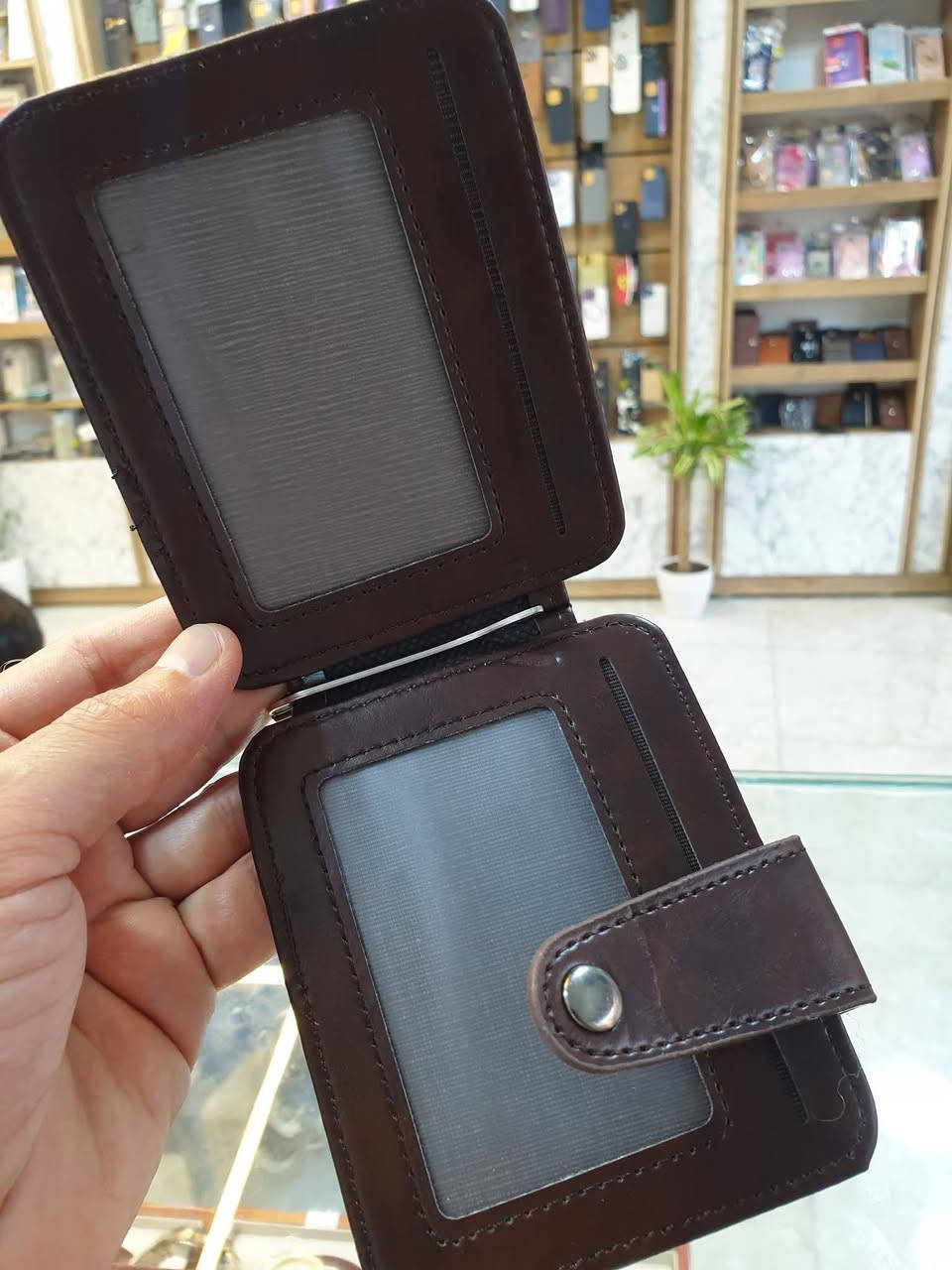 أرقى المحفظات الرجالية الجلدية الأنيقة والمتميزة 💯✔
محفظة باجات + نقود 👍
متعددة الاستخدام 💯✔
🚕🚕متوفر توصيل لجميع المحافظات🚕🚕
.........
5.000  دينار فقط
.........
رمادي شارع التجنيد . خلف مستشفى الصفوه 🚦🚥🚦 
قرب تقاطع الصياغ او قرب جامع الحاج كسار
☎️***********☎️
☎️***********☎️
