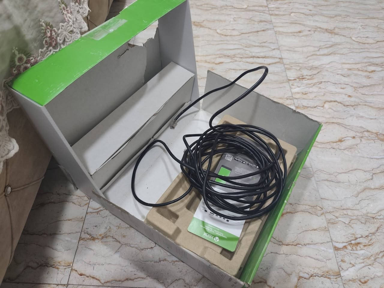 تفاصيل العرض:
🔹 جهاز Xbox Series S: إصدار سنة 2022، نظيف جداً وعلى وضع الشركة (ما مفتوح أبدًا للتصليح) وشغال 100% بدون أي مشاكل.
🔹 اشتراك Game Pass: فعال ومستمر باقيله 7 أشهر كاملة (تشتري وتلعب مباشرة).
🔹 جهاز UPS ماركة TIGER: بقوة 1300vA لحماية الجهاز واستمرار اللعب عند انقطاع الكهرباء.
🔹 يد تحكم (Controller): أصلية بيضاء بحالة ممتازة.
🔹 قاعدة تبريد وشحن: قاعدة عمودية مميزة تحتوي على مروحتين للتبريد ومنافذ لشحن يدات التحكم.
🔹 الملحقات والأوراق: كارتون الجهاز الأصلي مع الوايرات والكتيبات الخاصة به.
السعر المطلوب 530 ألف 
المكان المحمودية
 للتواصل ***********( متواجد واتساب )

