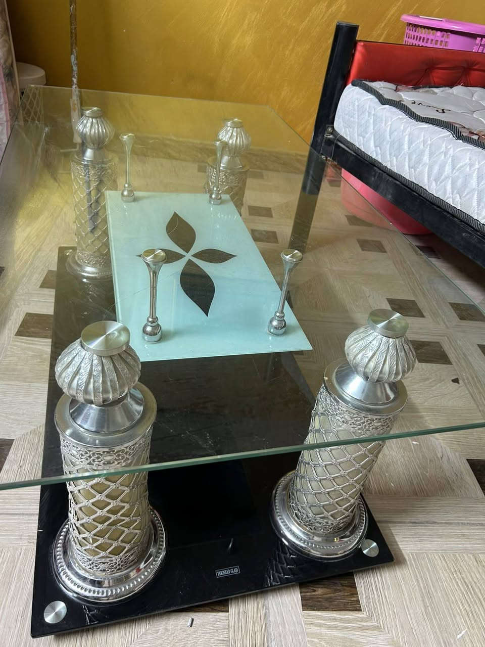 للبيع سرير مع طاوله وسطيه بسعر٧٥ الف ***********
