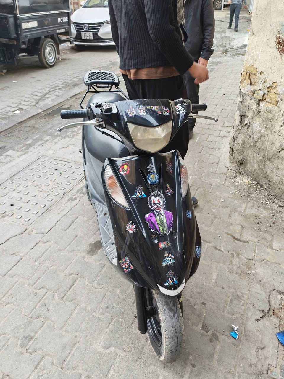 سوزوكي Address V125 
للبيع - كشخة وأداء
​التفاصيل:
​النوع: سوزوكي (Suzuki Address V125).
​الحالة العامة: البدي نظيف مثل ما موضح بالصور، الدراجة "نمنمة" وشكلها مميز بالستيكرات.
​المحرك: الدراجة تشتغل بس محتاجة (تجفيف) حتى ترجع لوضع الشركة وتنسى الصرف.
​الإضافات: سلة خلفية موجودة، تايرات بحالة جيدة، كهربائيات شغالة.
الدراجة مال بيت واستخدام يومي، والبيع على وضعها الحالي (محتاجة تجفيت فقط).
 السعر مناسب جداً للي يريد يشدلها محرك جديد أو يجفتها على إيده ويضمن شغلها.
​السعر: 300 وقابل للتفاوض البسيط للطيبين
المكان:باب المعظم 
للتواصل: ***********
