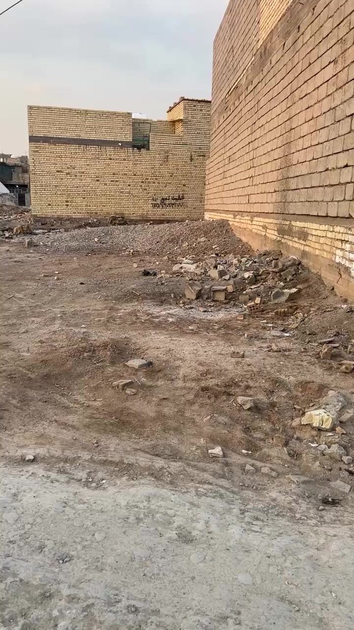 ***********/***********
قطعه مساحتها 100 متر واجها 5 نزال 20  سعرها 18
