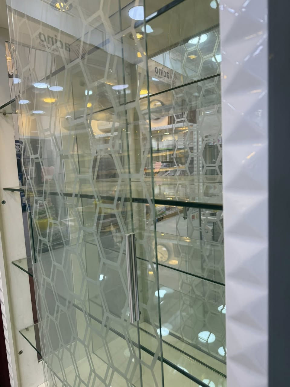 سلام عليكم فاترينات صيدلية خشب HDF صناعة مستورد وليس محلي جودة ممتازة رفوف جام ضد الكسر مع ابواب جام قياسات 
ارتفاع 2 متر 
عرض 1.20 متر
عمق 50 سنتيم
العدد 9 قطعة 
مع عارضة كبيرة هيكل معدني 
وميزين واحد متحرك مع تايرات 
وثاني ثابت مثل ماموضح بالصور
تحتوي على انارة وابواب خزن في الاسفل 
مكان بغداد القادسية ساحة قحطان 
للاستفسار واتساب ***********
